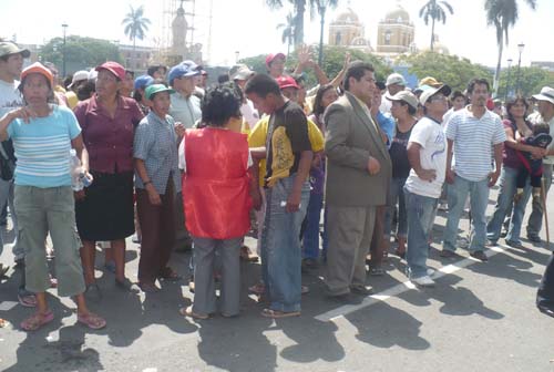 Pobladores de Alto Trujillo protestan frente al palacio municipal de Trujillo